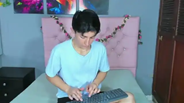 ElanGiraldo online show from December 17, 2025, 10:27 pm