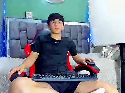 ElanGiraldo online show from April 7, 2026, 11:04 pm