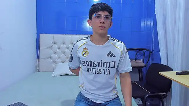 Snapshot of ElanGiraldo chatting on June 20, 2026, 9:39 pm ElanGiraldo online show from June 20, 2026, 9:39 pm