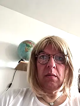 simone xdressing online show from September 28, 2025, 9:03 am