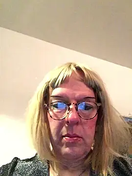 simone xdressing online show from January 13, 2026, 7:41 pm