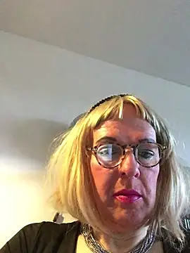 simone xdressing online show from March 29, 2026, 5:02 pm