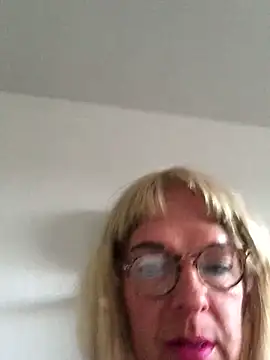 simone xdressing online show from April 19, 2026, 6:10 pm