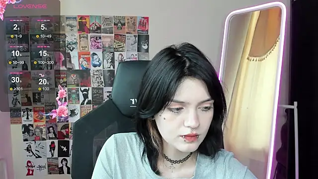 Snapshot of EmmaDarkk chatting on November 13, 2025, 7:29 am EmmaDarkk online show from November 13, 2025, 7:29 am