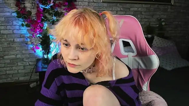 Awawrin online show from December 3, 2025, 8:51 pm