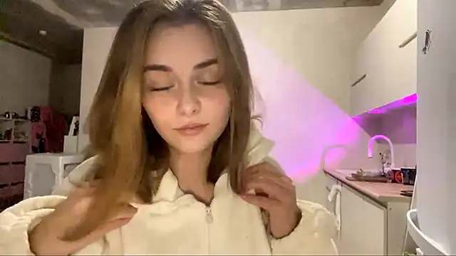 GeralynChiszar online show from November 18, 2025, 8:13 pm