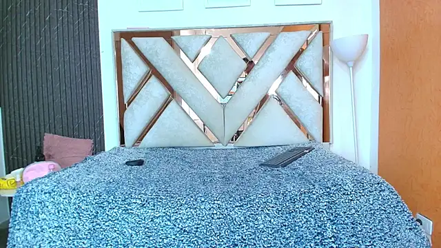 Antonella And Thiago online show from November 29, 2025, 12:08 pm