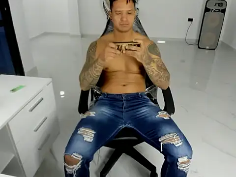 master leather online show from April 1, 2026, 3:51 am