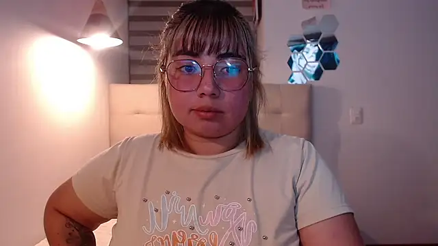 YiniBelle online show from November 26, 2025, 3:29 am