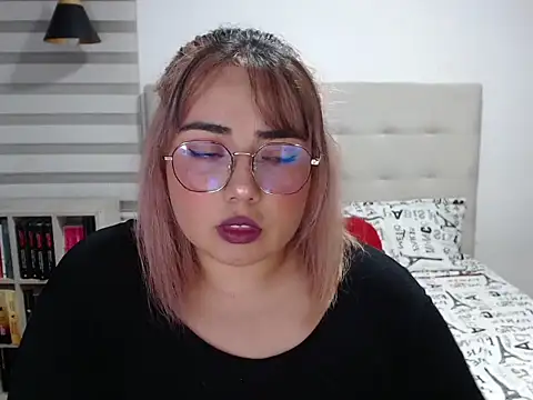 YiniBelle online show from April 8, 2026, 2:55 am