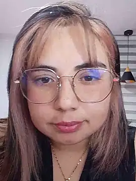 YiniBelle online show from April 11, 2026, 11:09 pm