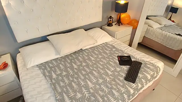 Niinatorres online show from December 2, 2025, 9:54 pm