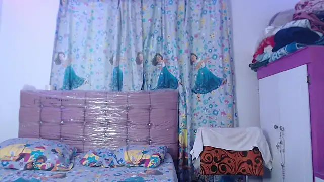 Snapshot of AishaOwens chatting on December 17, 2025, 8:26 pm AishaOwens online show from December 17, 2025, 8:26 pm