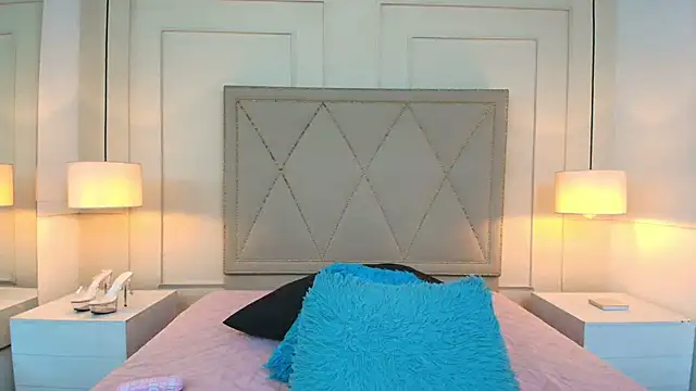 CarolinnaSaenz online show from May 25, 2026, 11:49 am