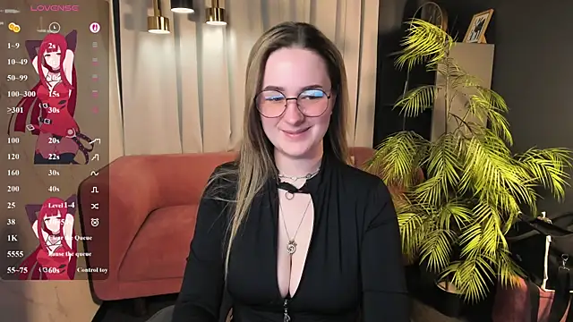EmmaBloomm online show from July 4, 2026, 10:05 pm
