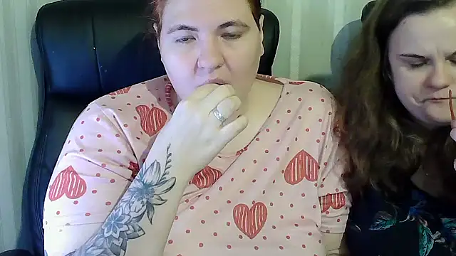 Snapshot of HollyXXEva chatting on November 29, 2025, 6:33 pm HollyXXEva online show from November 29, 2025, 6:33 pm