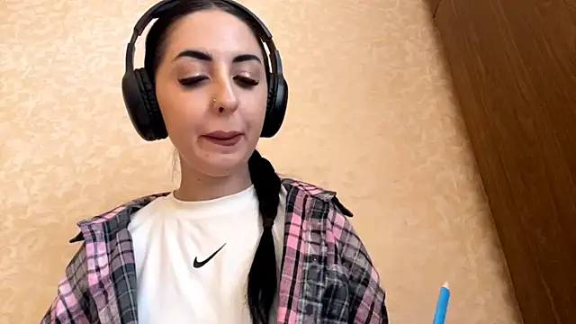 Snapshot of CindyFlowers chatting on November 14, 2025, 12:15 pm CindyFlowers online show from November 14, 2025, 12:15 pm