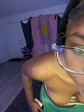 Snapshot of Mistresslucyxxx chatting on November 17, 2025, 9:15 am Mistresslucyxxx online show from November 17, 2025, 9:15 am