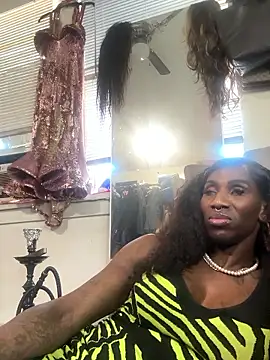 Snapshot of Motherbigbus chatting on April 1, 2026, 9:56 pm Motherbigbus online show from April 1, 2026, 9:56 pm