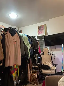 Snapshot of Motherbigbus chatting on April 7, 2026, 6:47 am Motherbigbus online show from April 7, 2026, 6:47 am