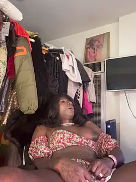 Snapshot of Motherbigbus chatting on April 15, 2026, 5:20 pm Motherbigbus online show from April 15, 2026, 5:20 pm