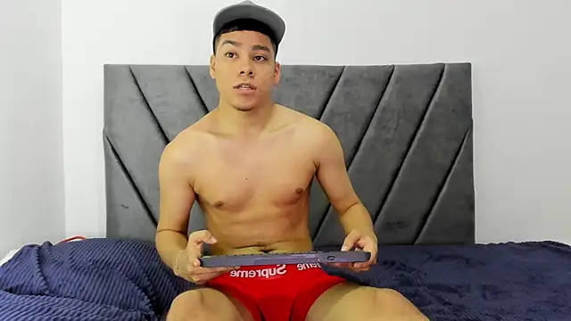 Snapshot of Lucastorrez01 chatting on July 16, 2026, 10:38 pm Lucastorrez01 online show from July 16, 2026, 10:38 pm