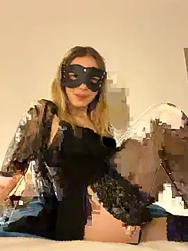 lunababy77 online show from January 18, 2026, 8:23 pm