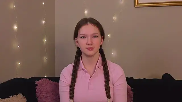 Snapshot of MelvinaEbner chatting on December 1, 2025, 7:57 am MelvinaEbner online show from December 1, 2025, 7:57 am