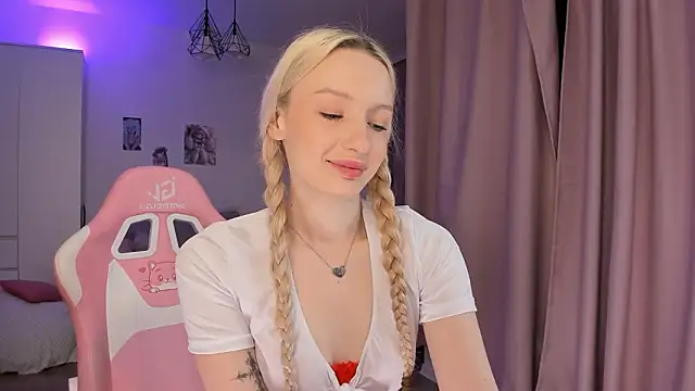 Tiffany Paw online show from March 17, 2026, 3:33 am