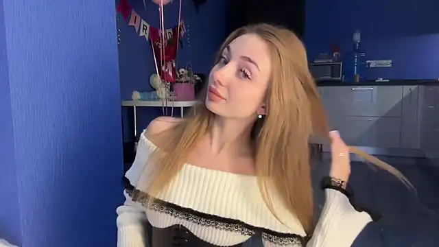 Snapshot of Jolienne chatting on December 3, 2025, 3:21 pm Jolienne online show from December 3, 2025, 3:21 pm