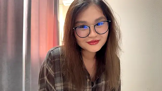 Snapshot of HoneyKitsu chatting on November 21, 2025, 8:35 am HoneyKitsu online show from November 21, 2025, 8:35 am