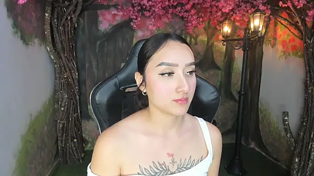 Snapshot of HorneyyQueen chatting on November 17, 2025, 4:57 pm HorneyyQueen online show from November 17, 2025, 4:57 pm