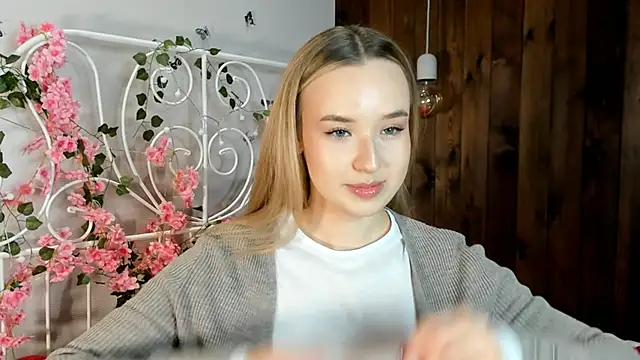 Snapshot of KristleKirst chatting on November 18, 2025, 3:05 pm KristleKirst online show from November 18, 2025, 3:05 pm