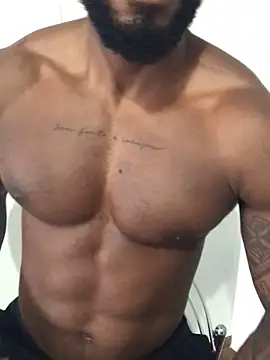 Snapshot of Nicolau_25 chatting on November 17, 2025, 8:03 pm Nicolau 25 online show from November 17, 2025, 8:03 pm