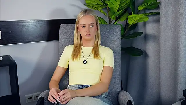 Snapshot of TheresaBreth chatting on November 18, 2025, 10:09 am TheresaBreth online show from November 18, 2025, 10:09 am