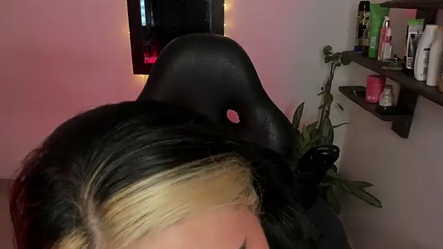 VeloraVyxen  online show from December 19, 2025, 1:18 pm