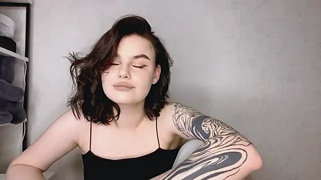 Snapshot of EllieVate chatting on November 20, 2025, 5:12 pm EllieVate online show from November 20, 2025, 5:12 pm