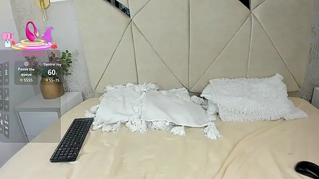 NathalieRoss1 online show from December 18, 2025, 10:05 pm