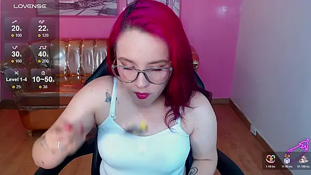 Snapshot of holly_t_ chatting on November 19, 2025, 4:34 am holly t online show from November 19, 2025, 4:34 am