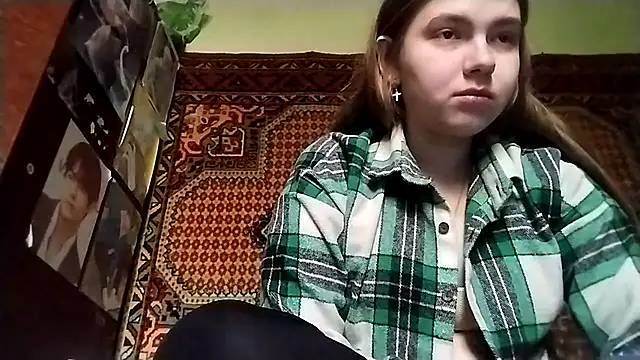 Snapshot of KikiBang chatting on November 30, 2025, 8:18 am KikiBang online show from November 30, 2025, 8:18 am