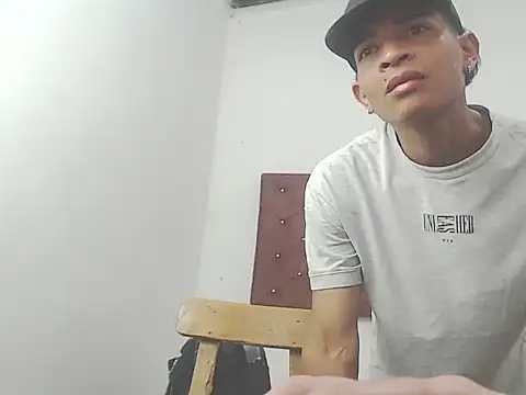 Snapshot of crissex3 chatting on February 20, 2026, 11:43 am crissex3 online show from February 20, 2026, 11:43 am