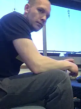 Spielzeugtwink online show from April 22, 2026, 6:53 pm