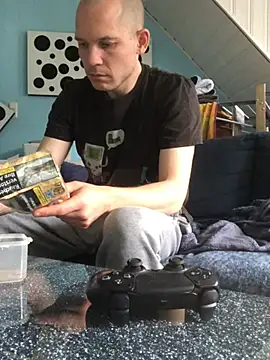 Spielzeugtwink online show from July 25, 2026, 4:04 pm
