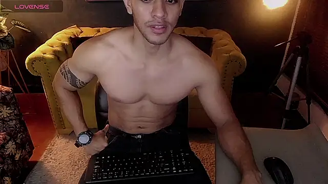 Snapshot of tayler_luke chatting on November 28, 2025, 1:30 am tayler luke online show from November 28, 2025, 1:30 am