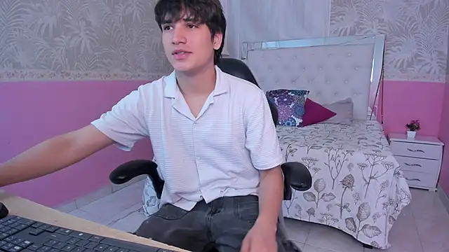 Snapshot of JakeSummer_ chatting on November 25, 2025, 1:44 pm JakeSummer online show from November 25, 2025, 1:44 pm