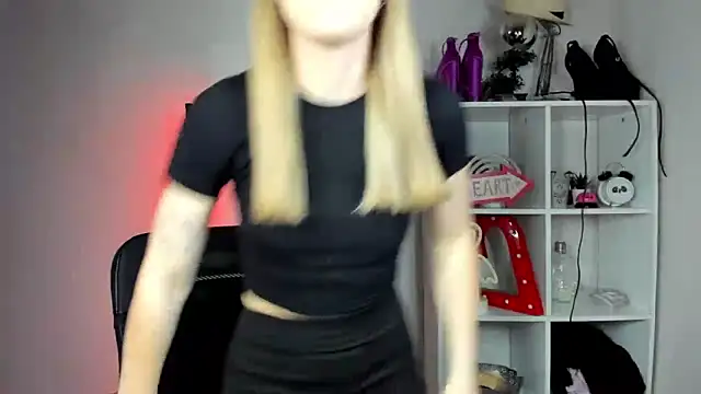 Snapshot of EvelynBlond chatting on June 5, 2026, 12:33 pm EvelynBlond online show from June 5, 2026, 12:33 pm