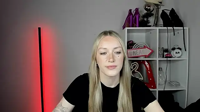 Snapshot of EvelynBlond chatting on June 10, 2026, 12:37 pm EvelynBlond online show from June 10, 2026, 12:37 pm