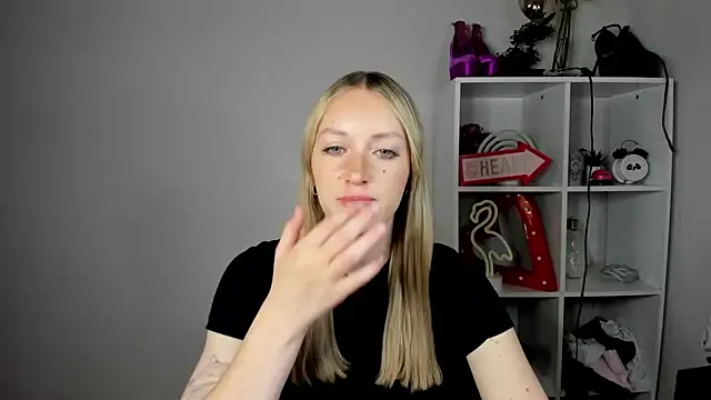 Snapshot of EvelynBlond chatting on June 11, 2026, 12:36 pm EvelynBlond online show from June 11, 2026, 12:36 pm