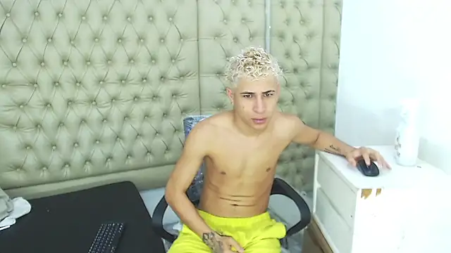 Snapshot of HollmanFronsh chatting on November 30, 2025, 2:04 am HollmanFronsh online show from November 30, 2025, 2:04 am