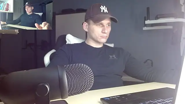 Poliglotjoe1 online show from December 17, 2025, 9:32 pm